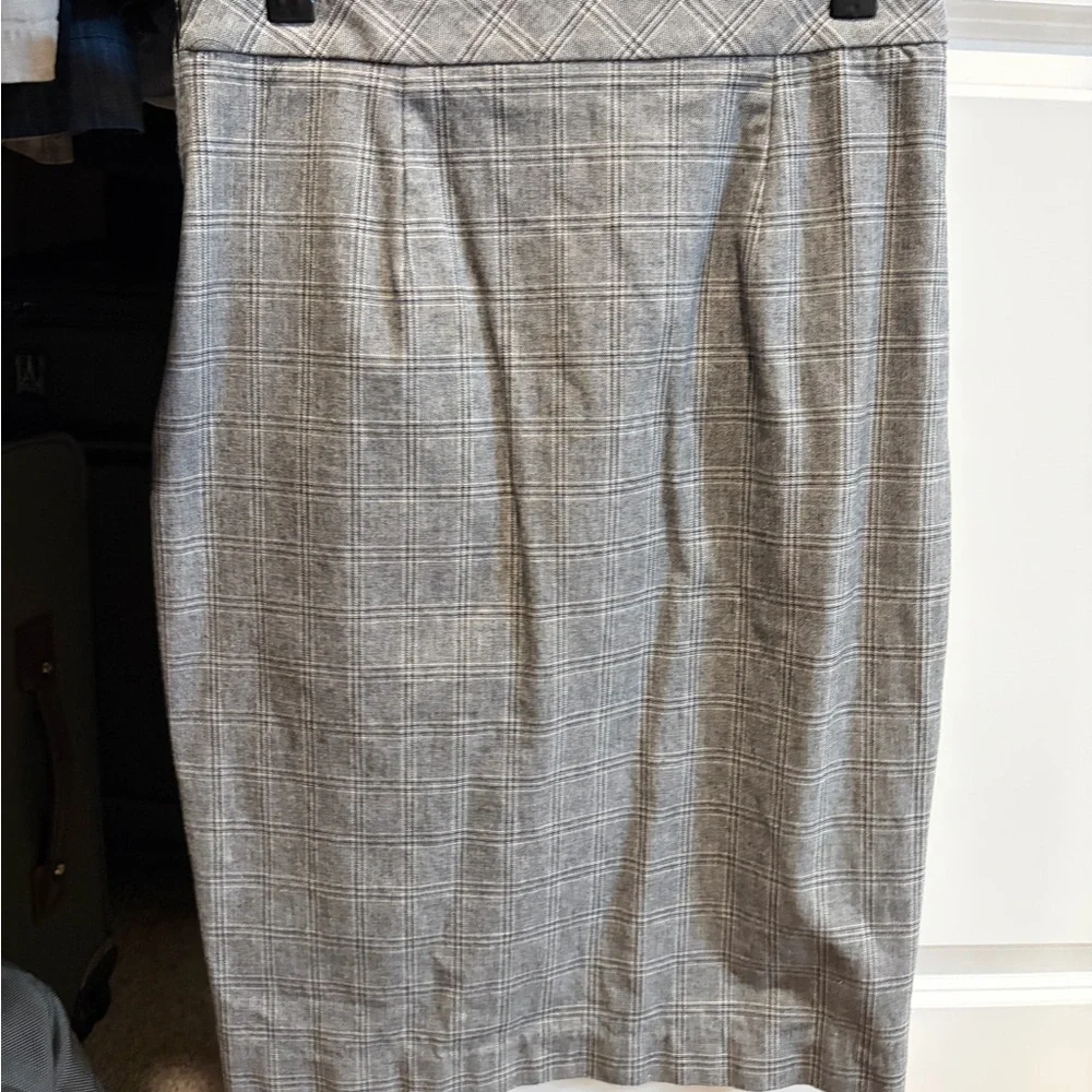 Banana Republic Grey Plaid Pencil Skirt - Picture 2 of 3